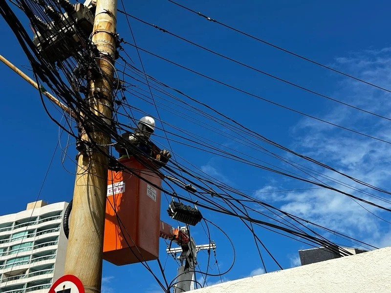 Coelba realiza operação para remover cabos irregulares em 21 cidades