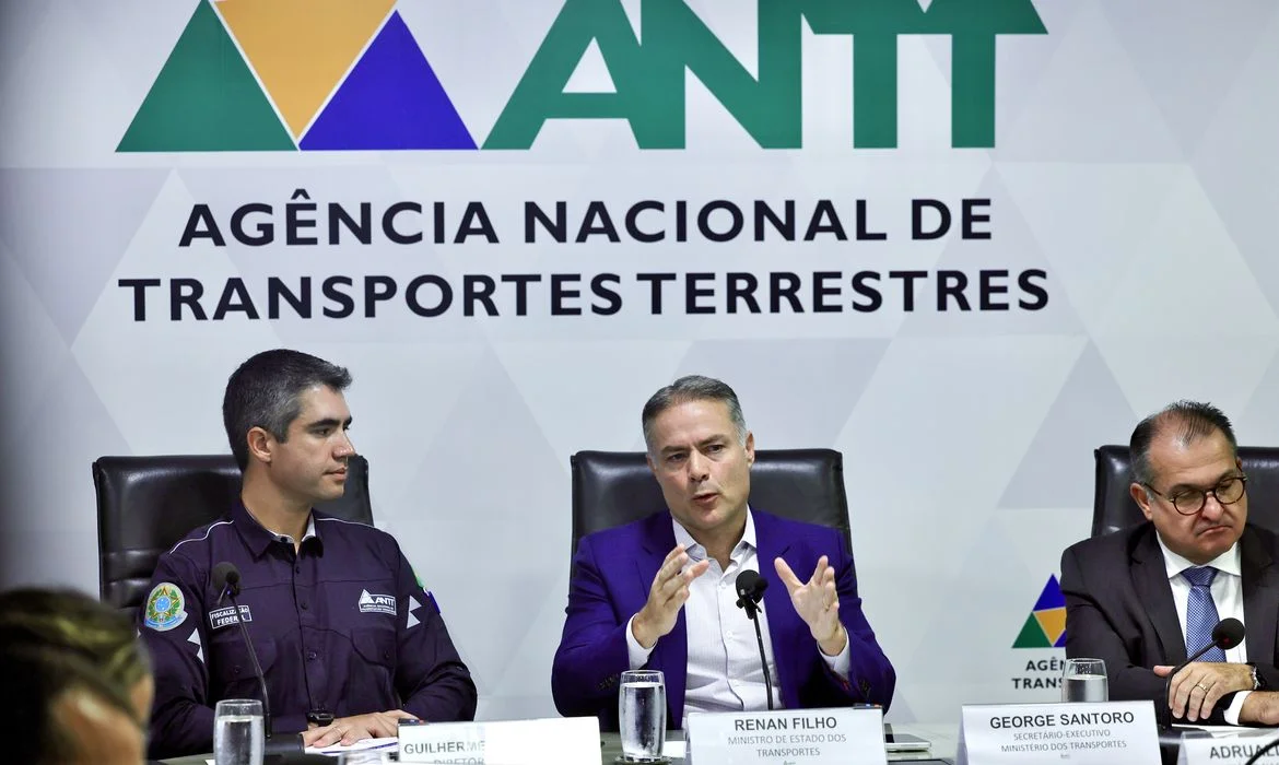 Frete terá revisão mais rápida com alta do diesel, diz ministro