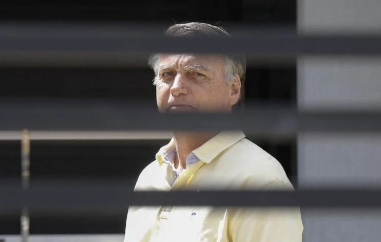 Alexandre de Moraes autoriza prisão domiciliar de Bolsonaro por 90 dias