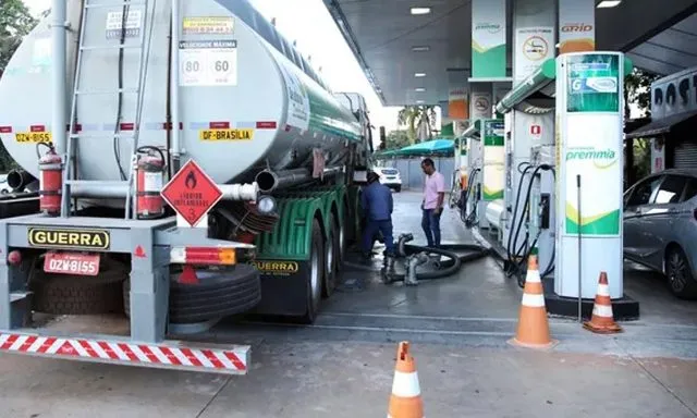 Jerônimo anuncia adesão a plano para conter alta do diesel