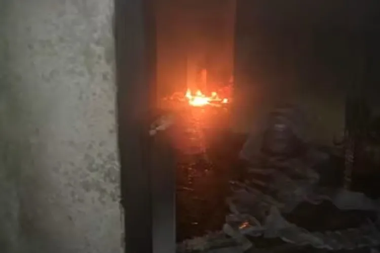Homem é preso após tentar matar companheira e enteada ao incendiar casa